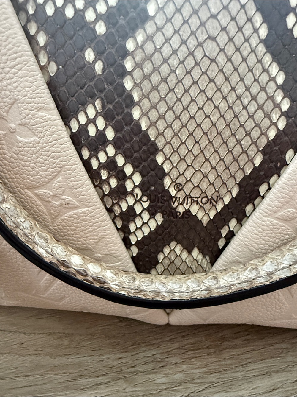 Louis Vuitton python and beige crossbody with gold hardware - Picture 2 of 16